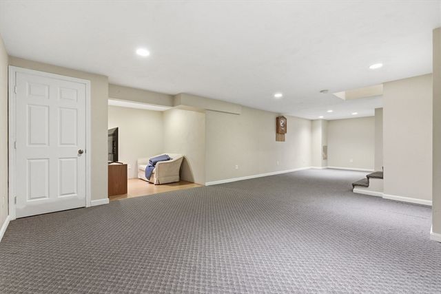 27 Boulder Dr, Burlington, MA 01803