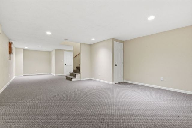 27 Boulder Dr, Burlington, MA 01803
