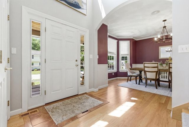 27 Boulder Dr, Burlington, MA 01803