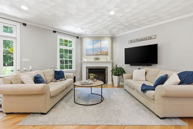 27 Boulder Dr, Burlington, MA 01803