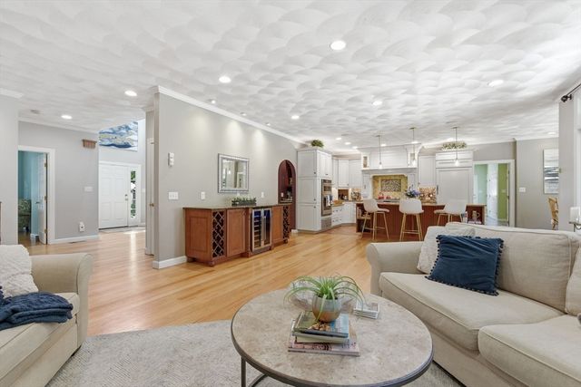 27 Boulder Dr, Burlington, MA 01803