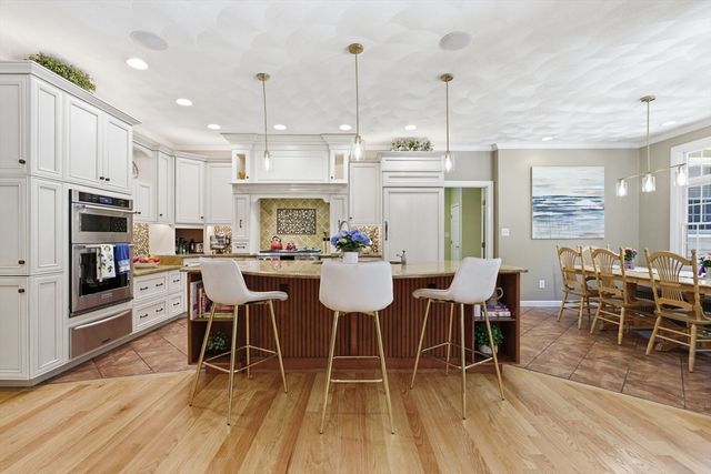 27 Boulder Dr, Burlington, MA 01803