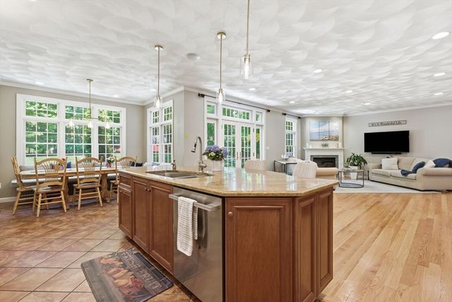 27 Boulder Dr, Burlington, MA 01803