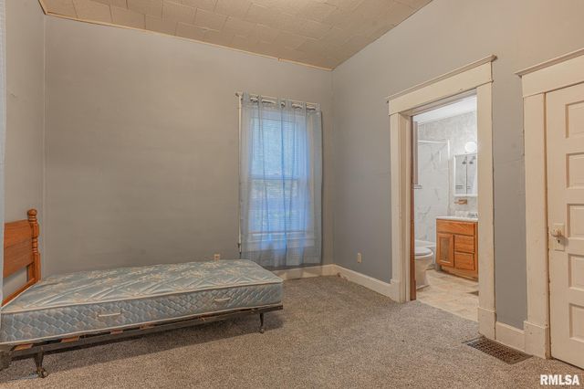 727 N BROADWAY Avenue, Salem, IL 62881