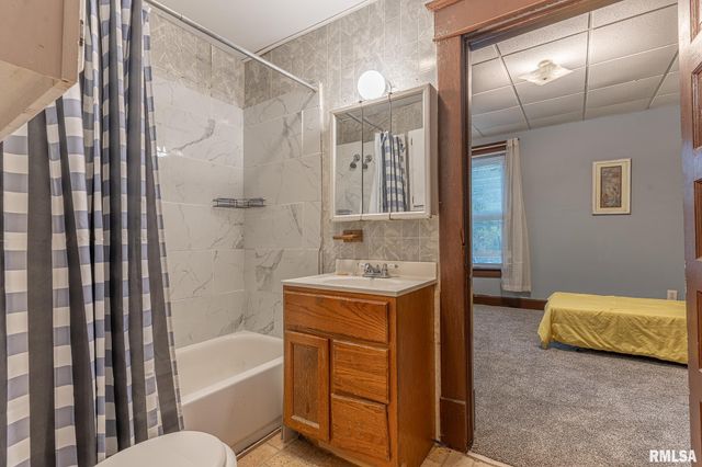 727 N BROADWAY Avenue, Salem, IL 62881