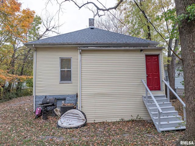 727 N BROADWAY Avenue, Salem, IL 62881