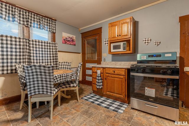 727 N BROADWAY Avenue, Salem, IL 62881