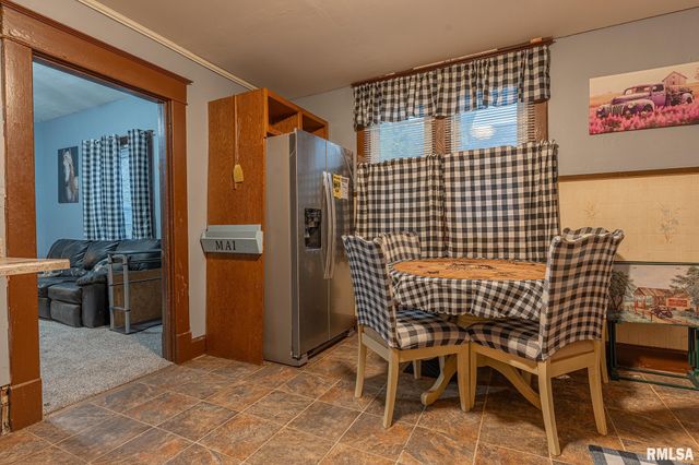 727 N BROADWAY Avenue, Salem, IL 62881