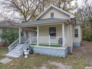 727 N BROADWAY Avenue, Salem, IL 62881