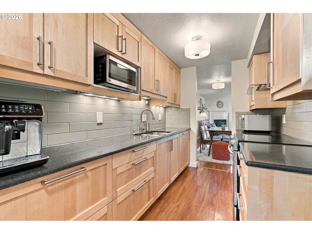 5630 S RIVERSIDE Ln 7, Portland, OR 97239