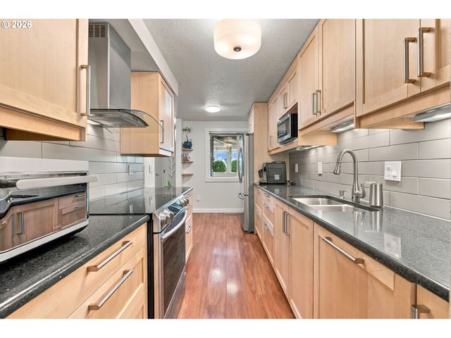 5630 S RIVERSIDE Ln 7, Portland, OR 97239