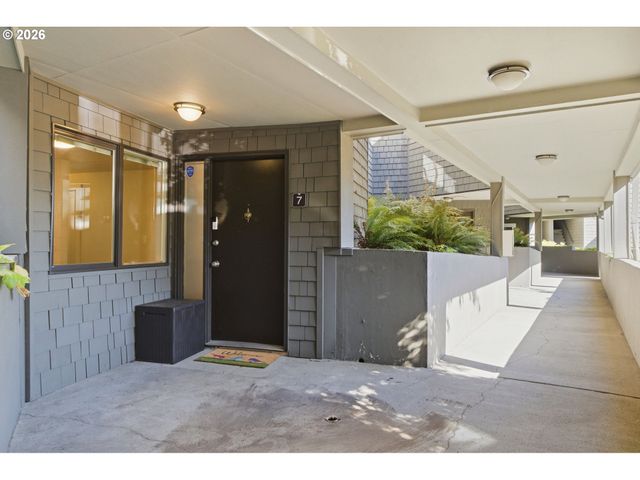 5630 S RIVERSIDE Ln 7, Portland, OR 97239