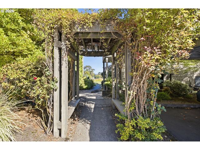 5630 S RIVERSIDE Ln 7, Portland, OR 97239