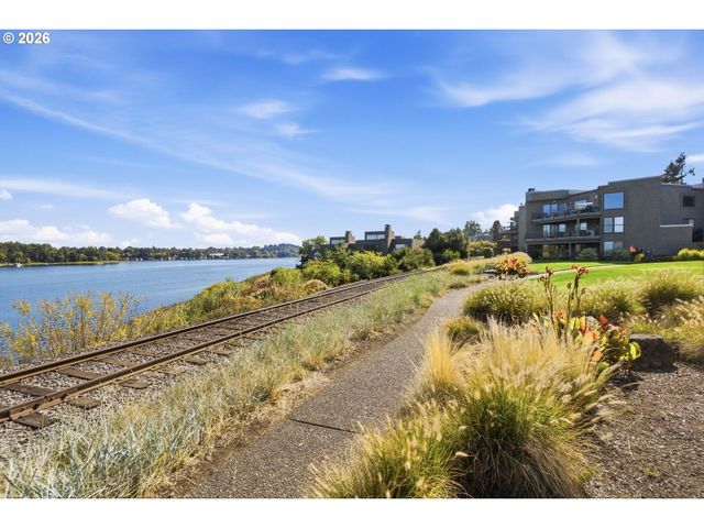 5630 S RIVERSIDE Ln 7, Portland, OR 97239