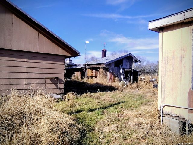 1641 county road 223, Floresville, TX 78114