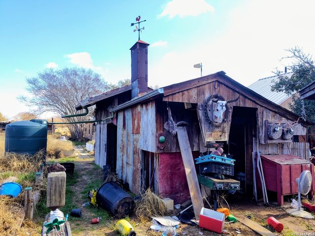 1641 county road 223, Floresville, TX 78114