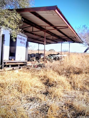 1641 county road 223, Floresville, TX 78114