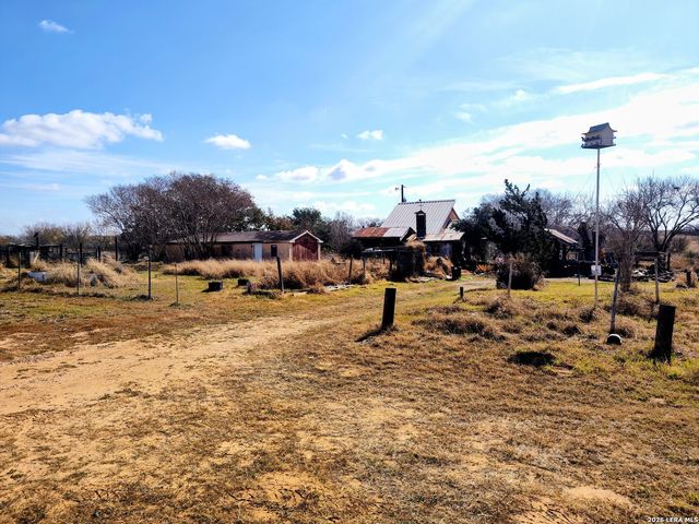1641 county road 223, Floresville, TX 78114