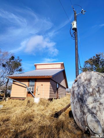 1641 county road 223, Floresville, TX 78114