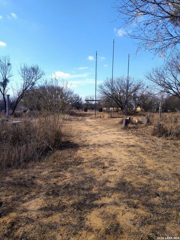 1641 county road 223, Floresville, TX 78114