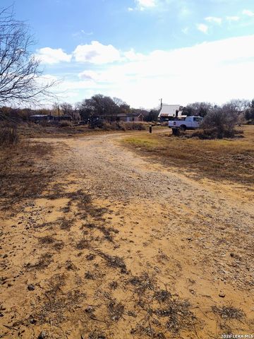 1641 county road 223, Floresville, TX 78114