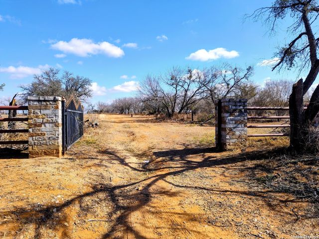 1641 county road 223, Floresville, TX 78114