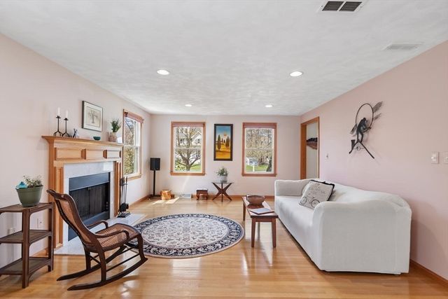 17 Seneca Lane, Wilmington, MA 01887