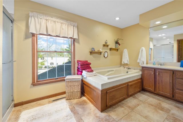 6726 Bowman Lane NE, Cedar Rapids, IA 52402