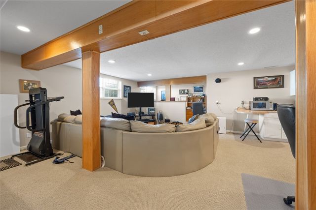 6726 Bowman Lane NE, Cedar Rapids, IA 52402