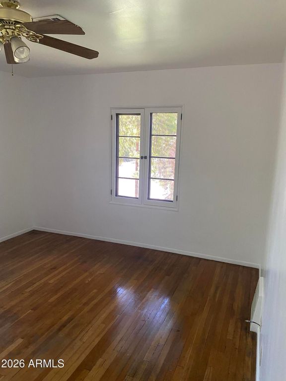 Image 10 of property listing at 520 E ORANGE Drive, Phoenix, AZ 85012