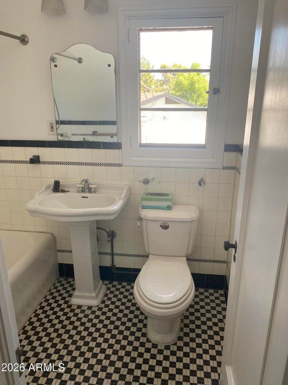 Image 11 of property listing at 520 E ORANGE Drive, Phoenix, AZ 85012