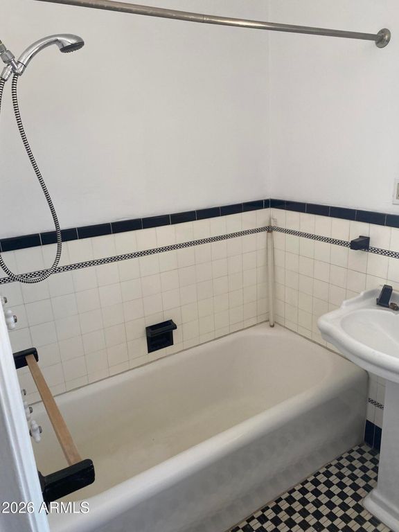 Image 12 of property listing at 520 E ORANGE Drive, Phoenix, AZ 85012