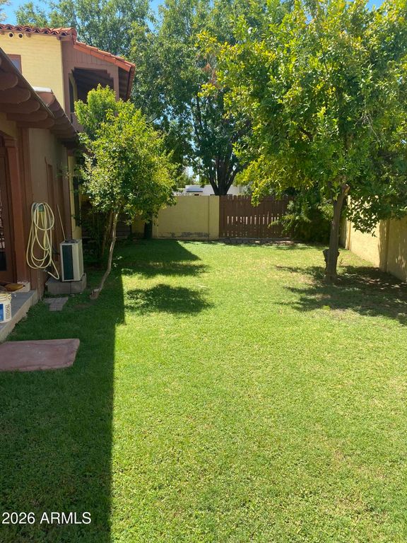 Image 14 of property listing at 520 E ORANGE Drive, Phoenix, AZ 85012