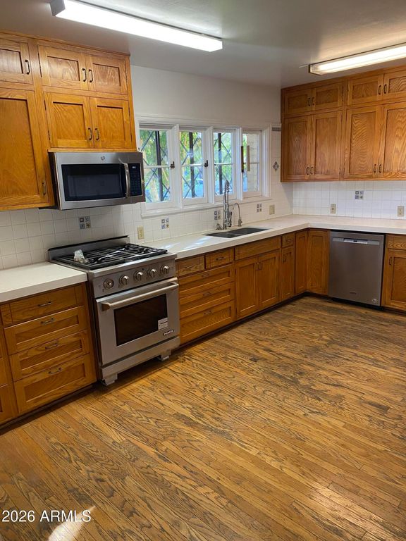 Image 18 of property listing at 520 E ORANGE Drive, Phoenix, AZ 85012