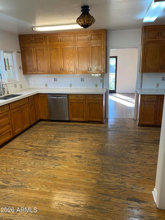 Image 19 of property listing at 520 E ORANGE Drive, Phoenix, AZ 85012