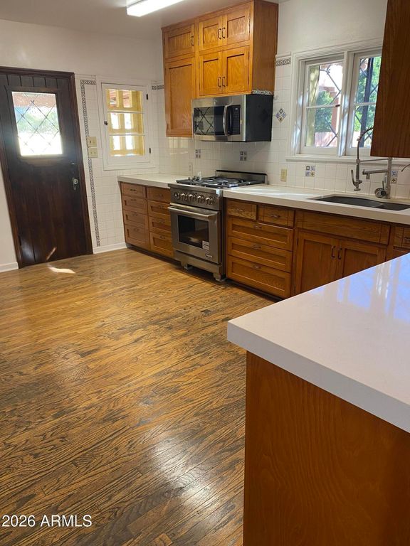 Image 20 of property listing at 520 E ORANGE Drive, Phoenix, AZ 85012