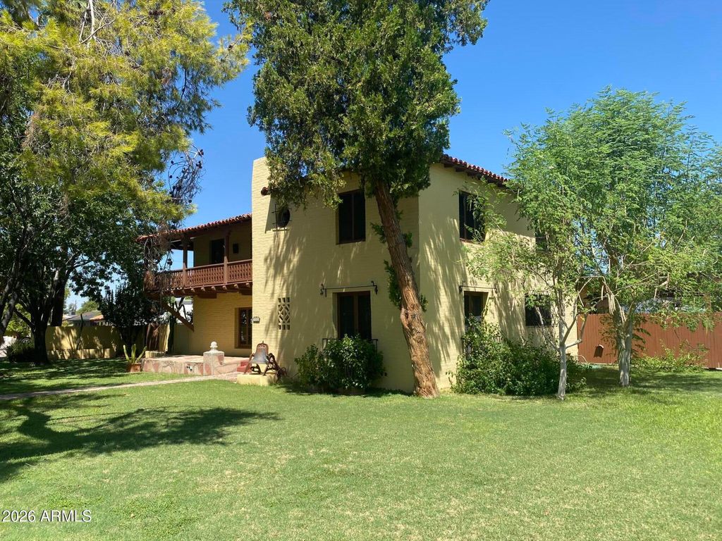 Image 3 of property listing at 520 E ORANGE Drive, Phoenix, AZ 85012