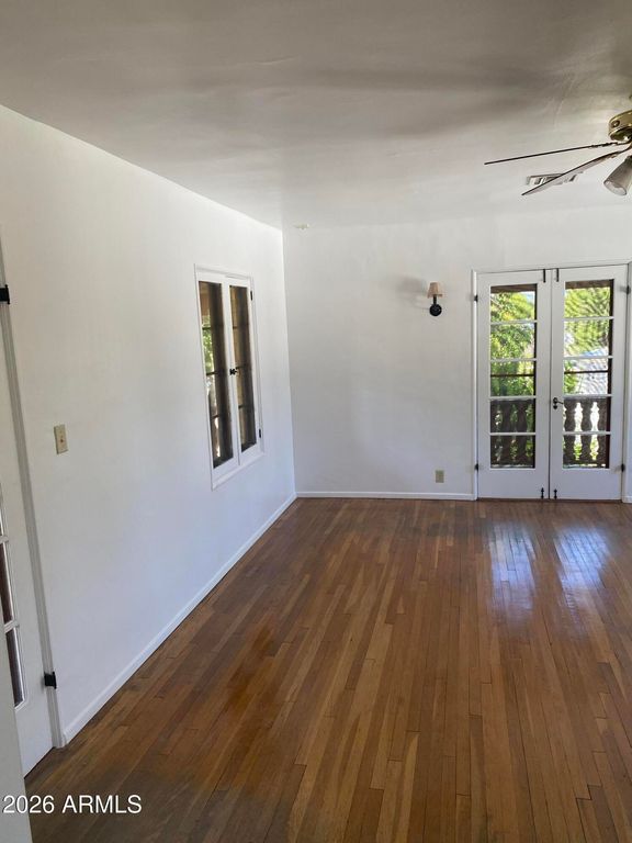 Image 7 of property listing at 520 E ORANGE Drive, Phoenix, AZ 85012