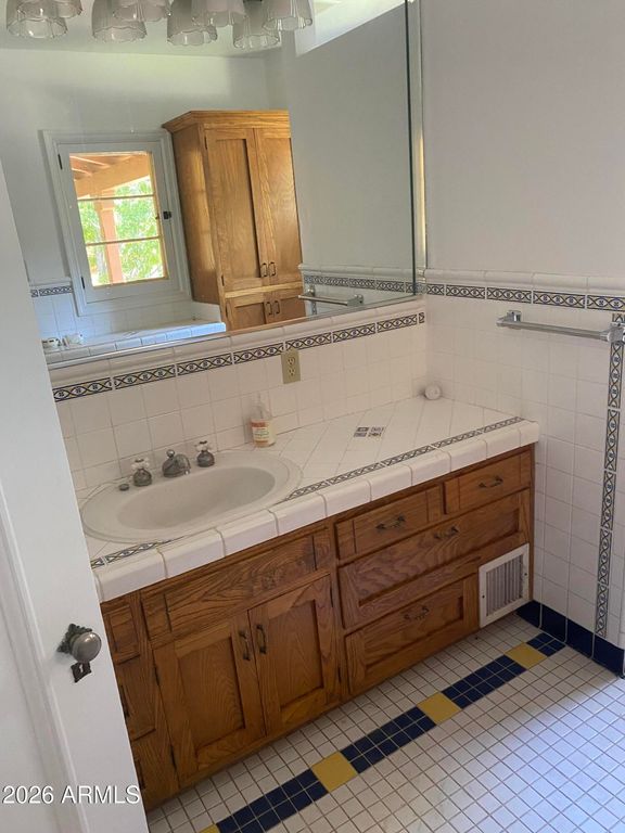 Image 9 of property listing at 520 E ORANGE Drive, Phoenix, AZ 85012