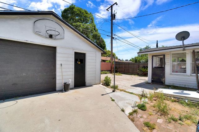 1538 N Wilson Avenue, Fresno, CA 93728