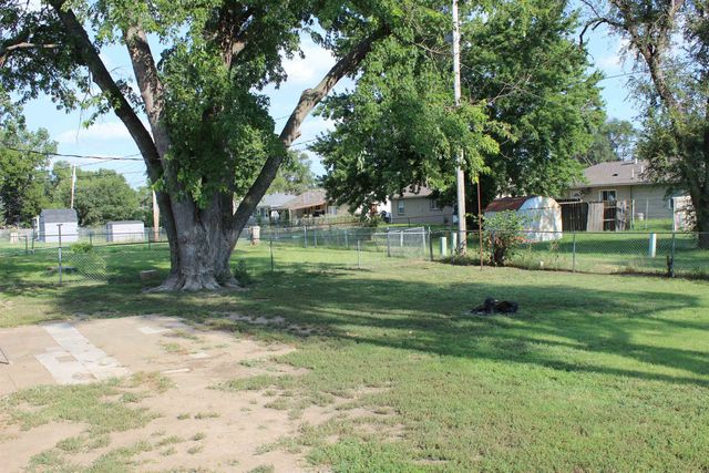 1443 Arapahoe Ave, Salina, KS 67401