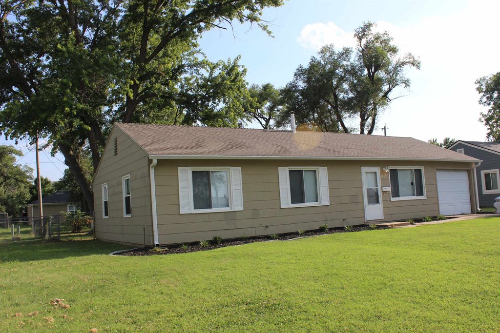 1443 Arapahoe Ave, Salina, KS 67401