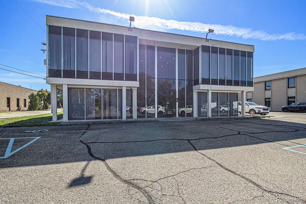 17220 W 12 Mile Road 220, Southfield, MI 48076