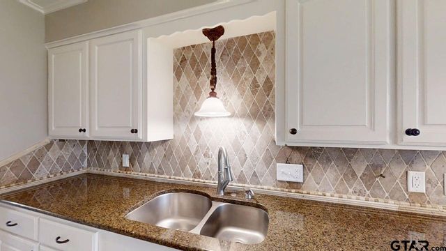 518 Meadow Creek Dr, Tyler, TX 75703