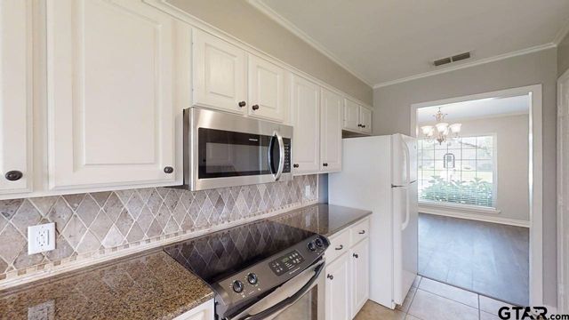 518 Meadow Creek Dr, Tyler, TX 75703