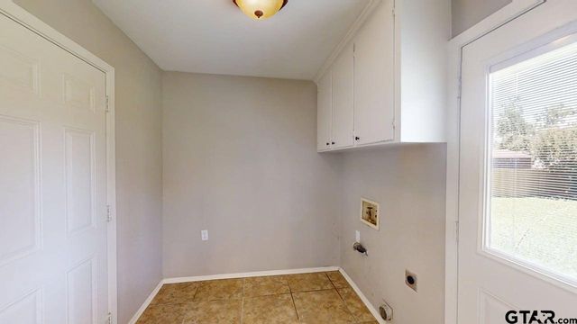 518 Meadow Creek Dr, Tyler, TX 75703