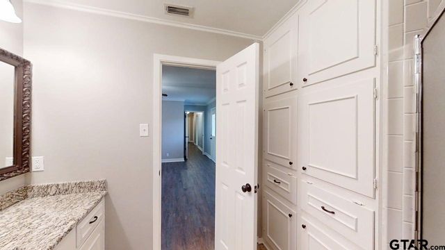 518 Meadow Creek Dr, Tyler, TX 75703