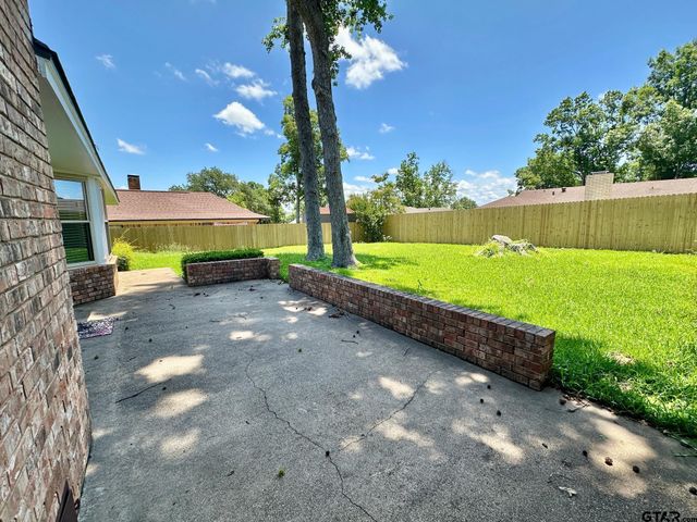518 Meadow Creek Dr, Tyler, TX 75703