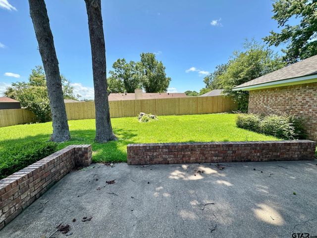 518 Meadow Creek Dr, Tyler, TX 75703