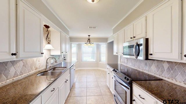 518 Meadow Creek Dr, Tyler, TX 75703